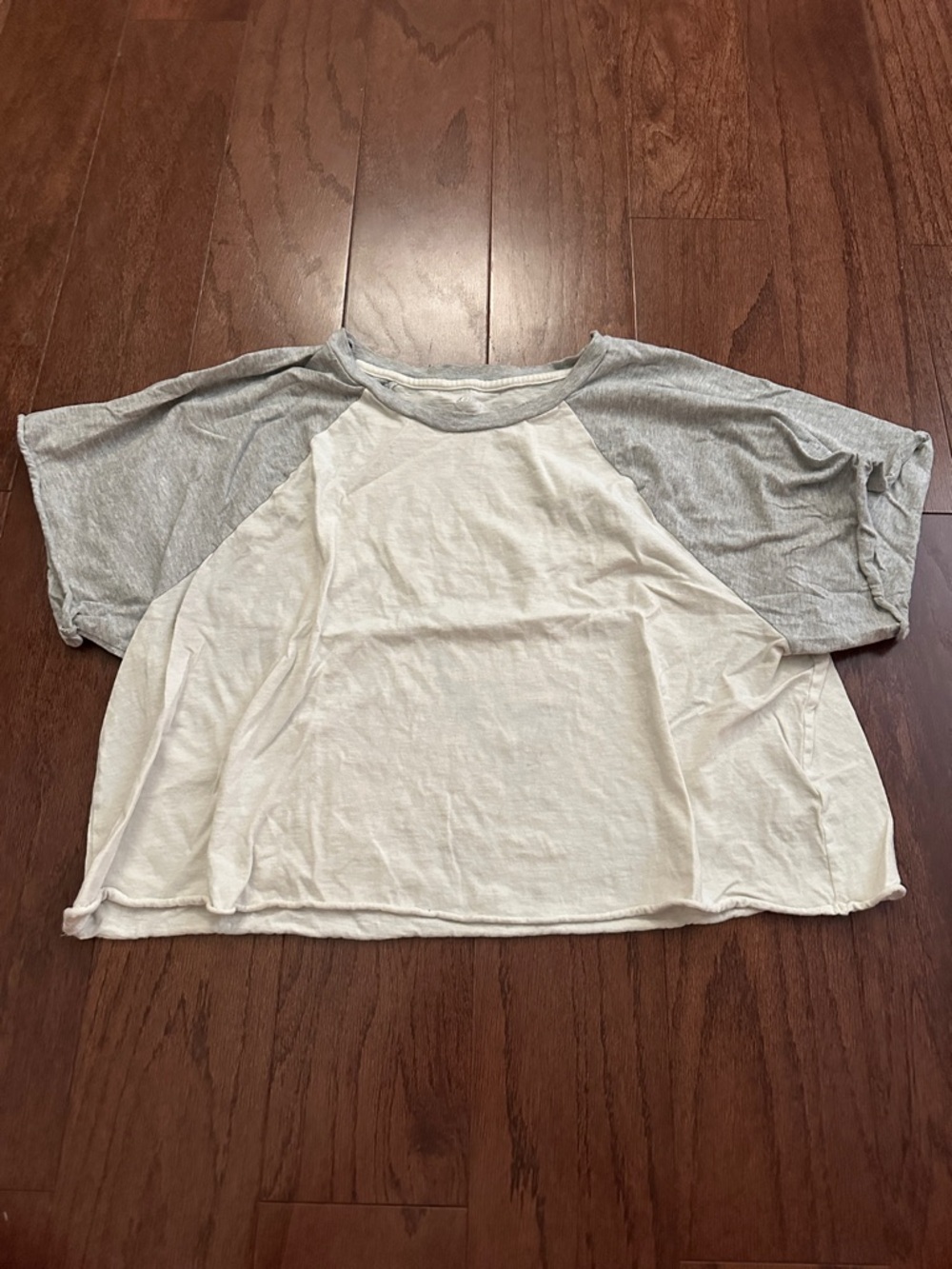 aerie Two-Tone Raglan Crop Tee - White & Light Gray